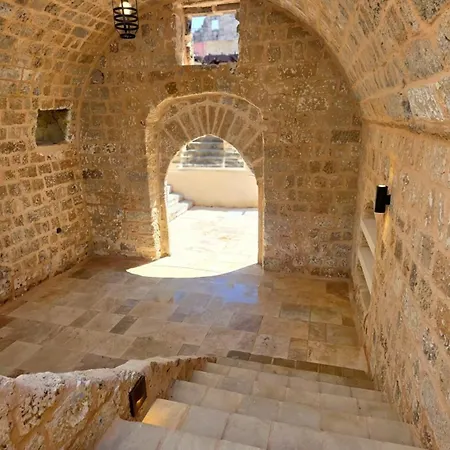 Medieval Arches דירה
